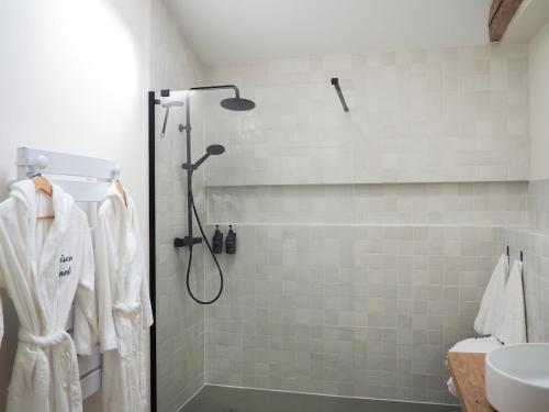 Ένα μπάνιο στο Maison Pernette, cocon d'évasion avec bain nordique