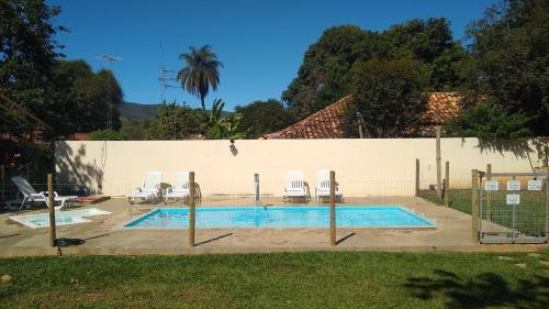 JACARANDÁ Chalés com piscina em São José da Serra MGの敷地内または近くにあるプール