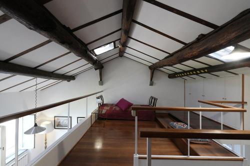 Palanda nebo palandy na pokoji v ubytování Unique - Monti district - lake view