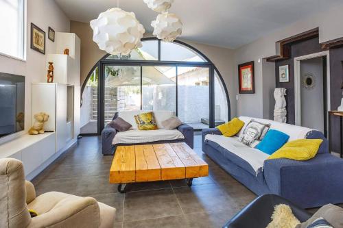 un salon avec deux canapés et une table basse dans l'établissement Villa Saffron by Villa Plus, à Villedaigne