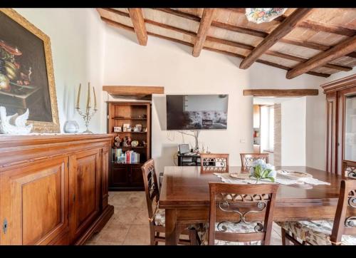 a dining room with a wooden table and chairs at Athena Casa Vacanze in Campello sul Clitunno