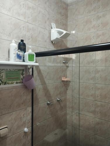 a bathroom with a shower with a glass door at Quarto Sakura na Sakura House in Indaiatuba