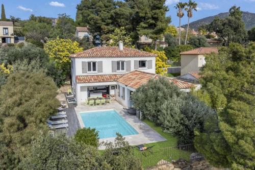 une vue aérienne d'une maison avec piscine dans l'établissement Villa Les Lavandieres by Villa Plus, à Bormes-les-Mimosas