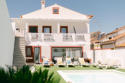 a villa with a swimming pool and a house at Casa dos Rosas in Gavião