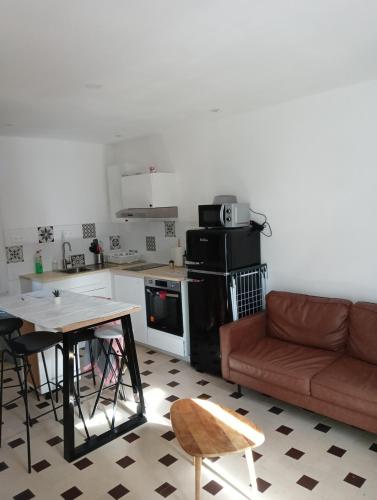 un salon avec un canapé et une table dans l'établissement Country house, à Le Buisson Genois