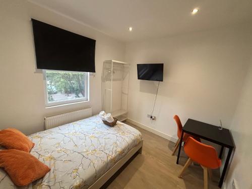 Postel nebo postele na pokoji v ubytování Stratford Green Nest