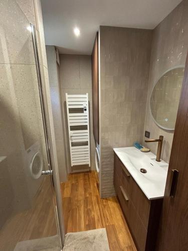 une salle de bain avec toilettes, lavabo et douche dans l'établissement Ô Ponant, à La Grande Motte