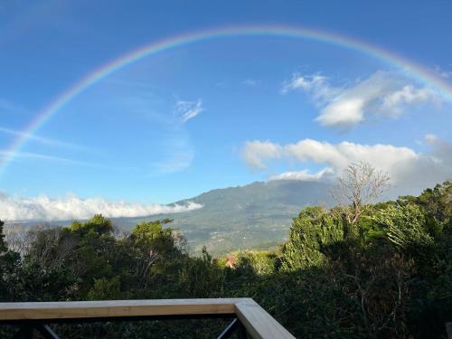 Pemandangan gunung umum atau pemandangan gunung yang diambil dari rumah percutian