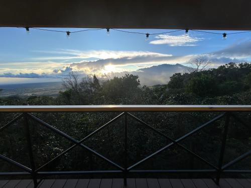 Pemandangan gunung umum atau pemandangan gunung yang diambil dari rumah percutian