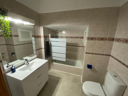 Ένα μπάνιο στο Apartamentos playa chica / playa las gaviotas