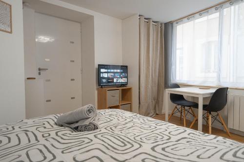 Postel nebo postele na pokoji v ubytování Studio chaleureux en plein centre