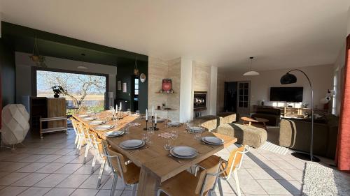 - une grande table en bois dans une chambre avec une cuisine dans l'établissement Belle propriété en pleine nature, à Saint-Josse