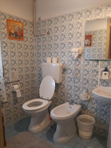a bathroom with a toilet and a sink at Travellers Lodge Bed & Rooms in Treviso