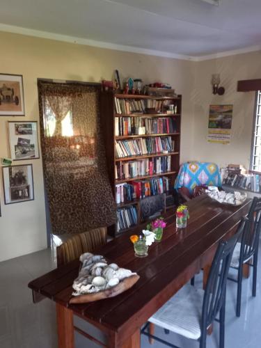une salle à manger avec une table et une étagère à livres dans l'établissement Korotogo Homestay Fiji, à Korotogo