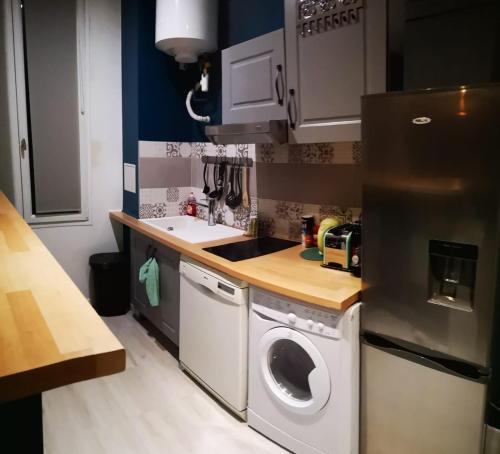 une cuisine avec une machine à laver et un évier dans l'établissement Charmant Studio proche de La Défense, à Bezons