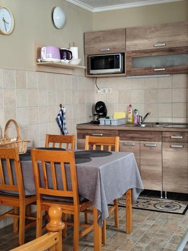 Una cocina o cocineta en Bóbita Apartmanház