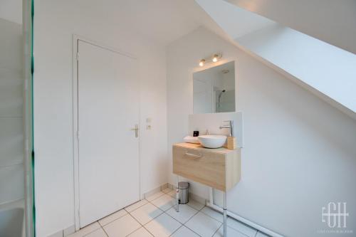 a bathroom with a sink and a mirror at Maison familiale proche hôpital Trousseau - Garage in Chambray-lès-Tours