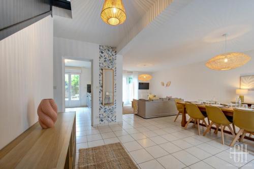 une salle à manger et un salon avec une table et des chaises dans l'établissement Maison familiale proche hôpital Trousseau - Garage, à Chambray-lès-Tours
