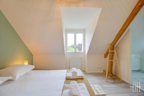 a bedroom with a white bed and a window at Maison familiale proche hôpital Trousseau - Garage in Chambray-lès-Tours