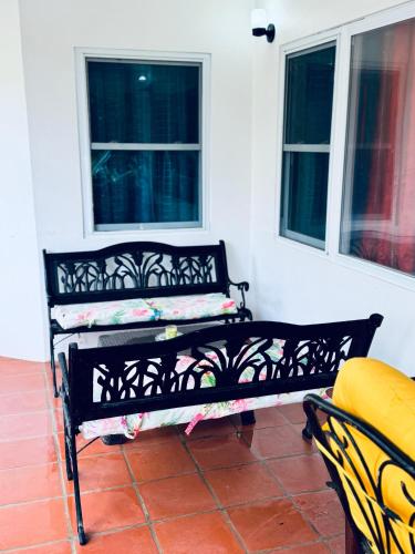 HCeas Villa Compound is 5 minutes from the airport and beachesにあるバルコニーまたはテラス