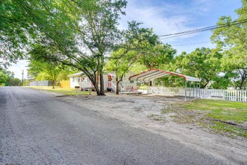 Φωτογραφία από το άλμπουμ του 5 Mi to Historic Granbury Square Lakefront Escape σε Granbury