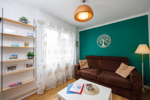 un salon avec un canapé et une table dans l'établissement Appartement Ginkgo au Cœur de L'Alsace - Sélestat - 4 à 6 personnes, à Sélestat