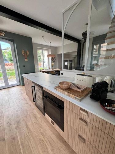 - une grande cuisine avec un comptoir dans l'établissement Les oiselieres, plages a pieds, à Carnac