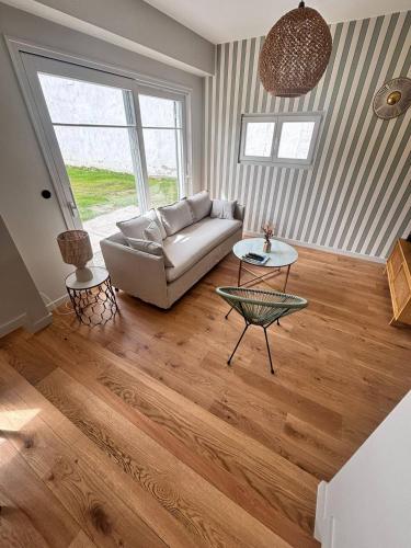 un salon avec un canapé et une table dans l'établissement Les oiselieres, plages a pieds, à Carnac