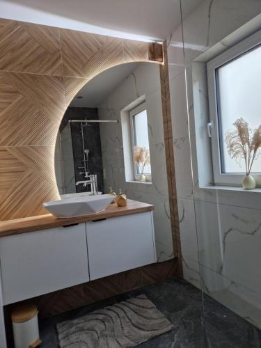 un baño con lavabo y espejo en Domki na Wypasie - Jaworki, en Jaworki