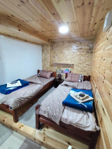 Llit o llits en una habitació de Apartman Aleksandra 2