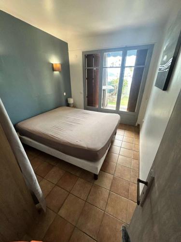 une chambre avec un lit et une fenêtre dans l'établissement Résidence La Plage La Maisonnette - Joli T2 avec jardin avec un accès direct a la mer MAE-1923, aux Lecques