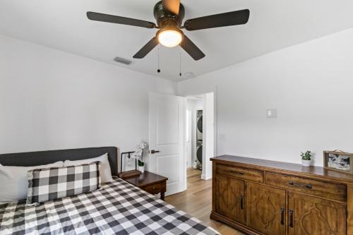 a bedroom with a ceiling fan and a bed at Near Ft Myers Beach Cozy fun 2BD in Fort Myers