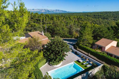 une vue aérienne d'une maison avec piscine dans l'établissement Villa Coeur de Provence by Villa Plus, à Saint-Savournin