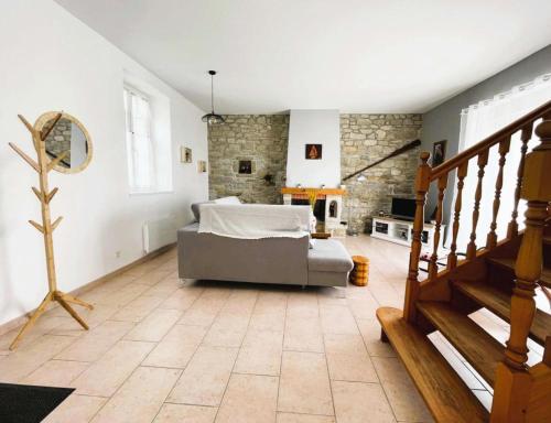 - une grande chambre avec un lit et un escalier dans l'établissement Résidence L27-ile Grande - Petit paradis devant la mer à Ile Grande MAE-1943, à Pleumeur-Bodou