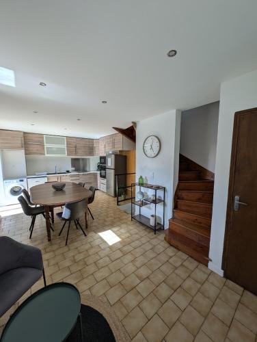 a living room with a table and a kitchen at Maisonnette in Villar-Saint-Pancrace