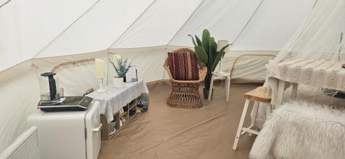 Postel nebo postele na pokoji v ubytování Tipi Glamping Naturcamping in der Seenplatte inklusive Strom- Dixi-WC!! #Mecklenburg-Vorpommern