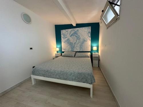 カッラーラにあるil Melograno Guest Houseのベッドルーム1室(ベッド1台、照明2つ付)
