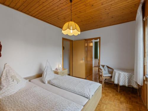 Ένα ή περισσότερα κρεβάτια σε δωμάτιο στο Cozy Apartment in Sonnen Bavaria near Forest