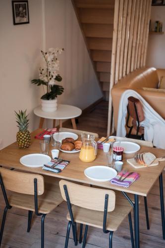 une table en bois avec des assiettes de nourriture dessus dans l'établissement Hygge en Méditerranée, à Salses-le-Chateau