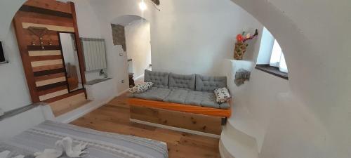 a living room with a couch in a room at B&B 8A CASTELBIANCO in Castelbianco