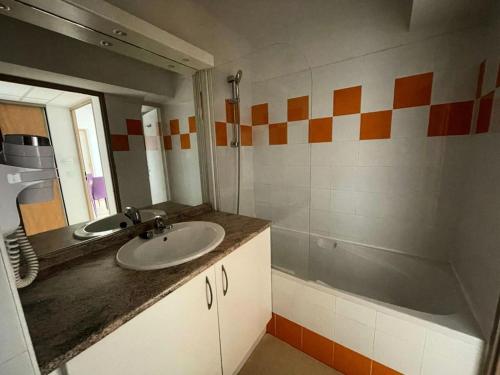 une salle de bain avec un lavabo et une baignoire dans l'établissement Résidence Balcon Du Canigou - T3 dans la résidence Les Balcons du Canigou MAE-4681, à Vernet-les-Bains