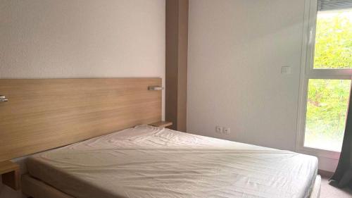 una camera da letto con un letto e una finestra di Résidence Balcon Du Canigou - T2 dans la résidence Les Balcons du Canigou MAE-2193 a Vernet-les-Bains