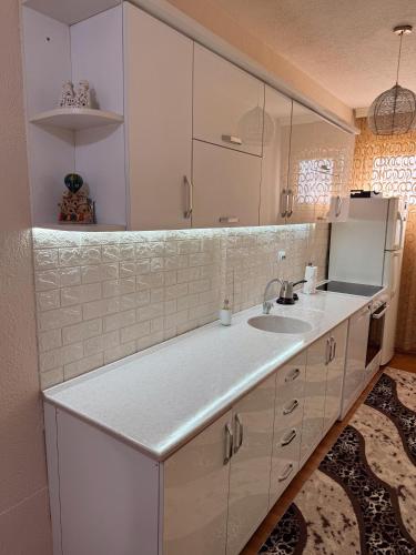 Kuchyň nebo kuchyňský kout v ubytování Corner Apartments