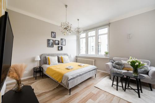 Green Courtyard Studio in Pre-War Tenement House 1 km to Central Station, easy trip to Chopin Airport