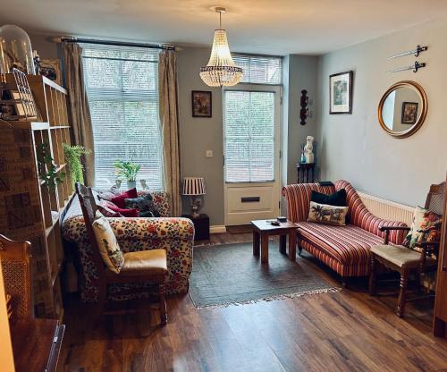 Coin salon dans l'établissement Studio - Sleeps 2 - Pets - Terrace - Parking
