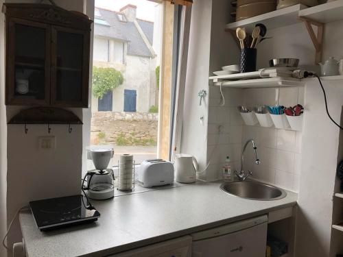 un comptoir de cuisine avec un évier et une fenêtre dans l'établissement Maison de pecheur Quiberon sea side, à Quiberon