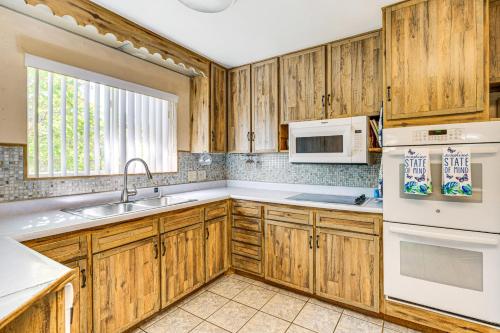 Η κουζίνα ή μικρή κουζίνα στο Near Family-Friendly Attractions Northglenn Home!