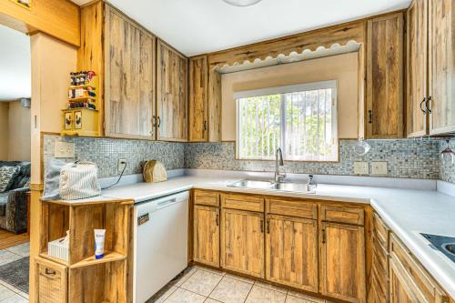Η κουζίνα ή μικρή κουζίνα στο Near Family-Friendly Attractions Northglenn Home!