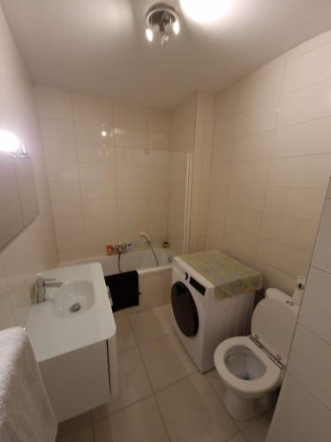 une salle de bain blanche avec des toilettes et un lavabo dans l'établissement Grand T1 Lumineux & Joli Balcon, à Marseille