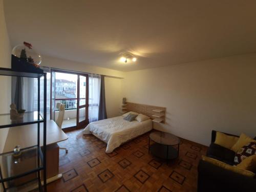 une petite chambre avec un lit et une fenêtre dans l'établissement Grand T1 Lumineux & Joli Balcon, à Marseille